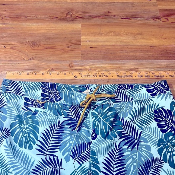 Deluth Trading Company Men’s swim trunks, floral print,good condition, size 42 - Picture 11 of 13